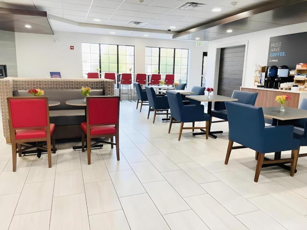 Holiday Inn Express Hotel & Suites Grand Island By Ihg Ngoại thất bức ảnh